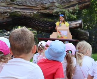 Zakónczenie pokazu teatru kamishibai w Letniej Bibliotece w Pałacu